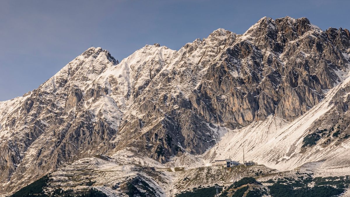 Dva Češi spadli v rakouských Alpách do pětimetrové pukliny